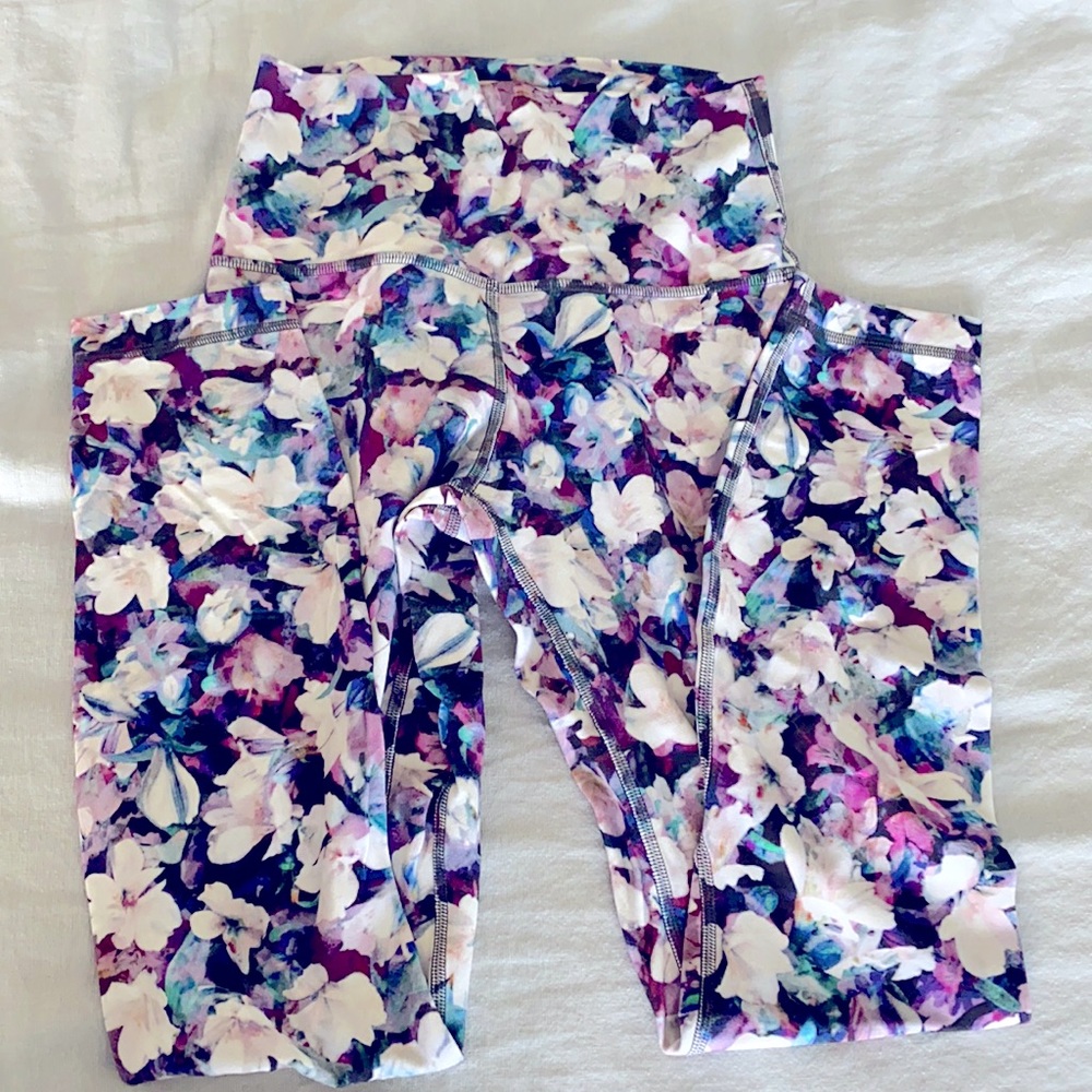 Lululemon 25 inch floral size 4